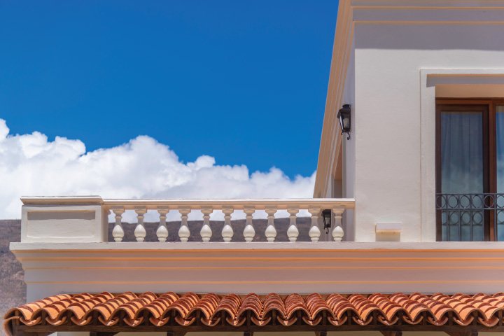 Balcón estilo colonial del Hotel El Candil en Tilcara, Jujuy, Argentina.
