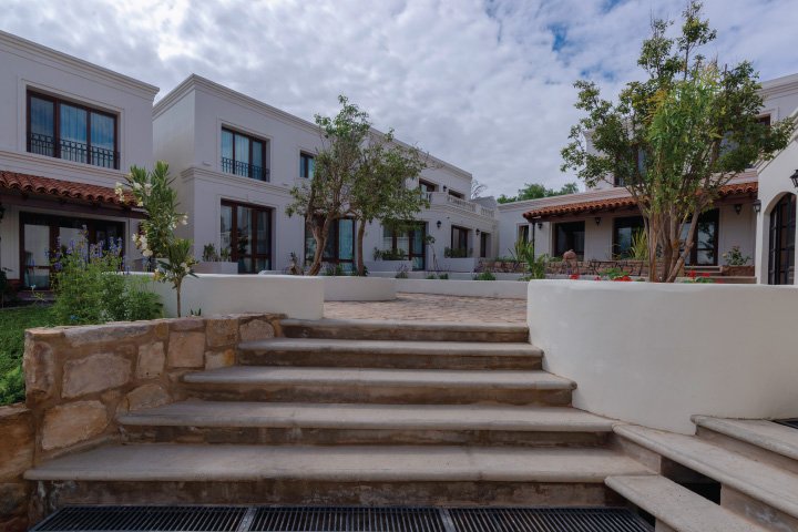 Escaleras a patio circular central del Hotel El Candil en Tilcara, Jujuy, Argentina.