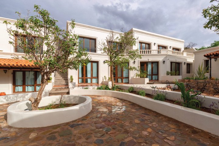 Arboles frutales y arquitectura colonial del Hotel El Candil en Tilcara, Jujuy, Argentina.