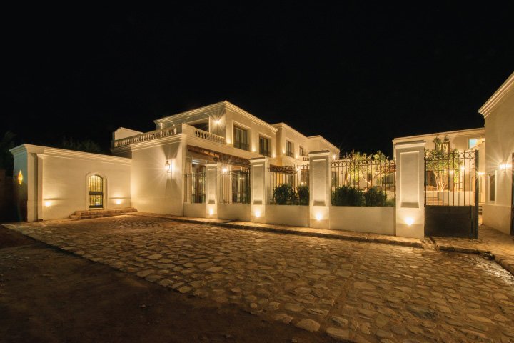 Frente de noche del Hotel El Candil en Tilcara, Jujuy, Argentina.