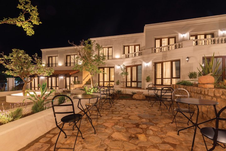 Noches en el patio central colonial del Hotel El Candil en Tilcara, Jujuy, Argentina.