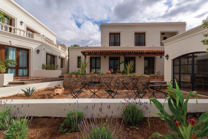 Patio colonial del Hotel El Candil en Tilcara, Jujuy, Argentina.