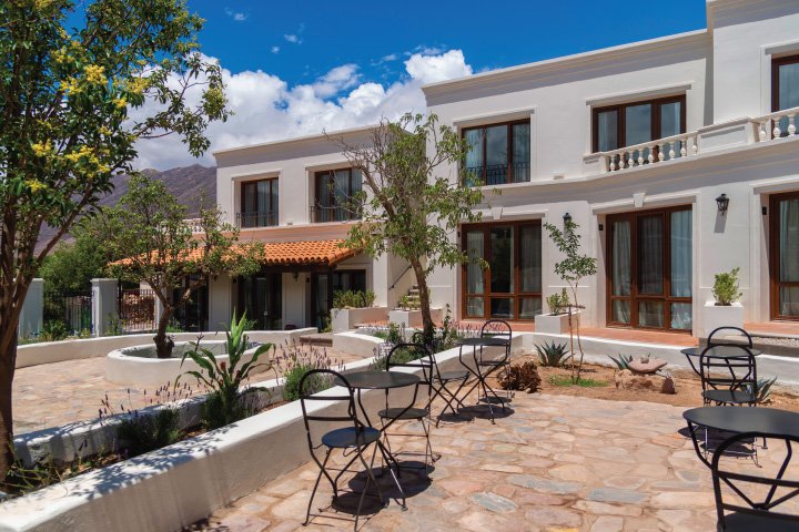 Picadas, meriendas y cenas en el patio del Hotel El Candil en Tilcara, Jujuy, Argentina.