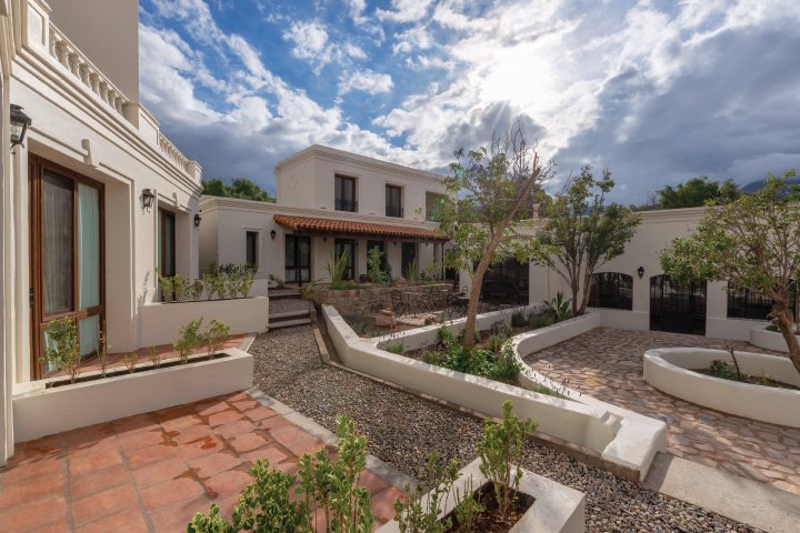 Cielos celestes de la Quebrada de Humahuaca desde el Hotel El Candil en Tilcara, Jujuy, Argentina.