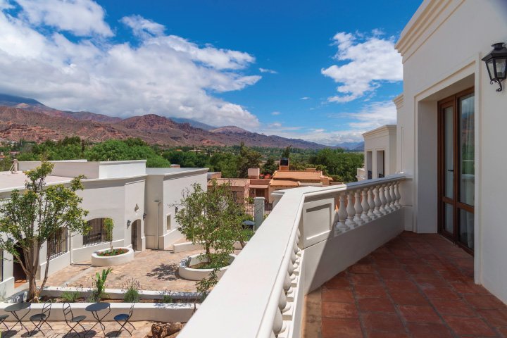 Vistas hacia el norte de la Quebrada de Humuahaca desde el Hotel El Candil en Tilcara, Jujuy, Argentina.