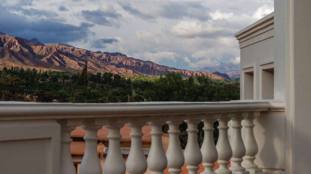 Balcón en las habitaciones estándar en planta alta con aire acondicionado del Hotel El Candil en Tilcara, Jujuy.