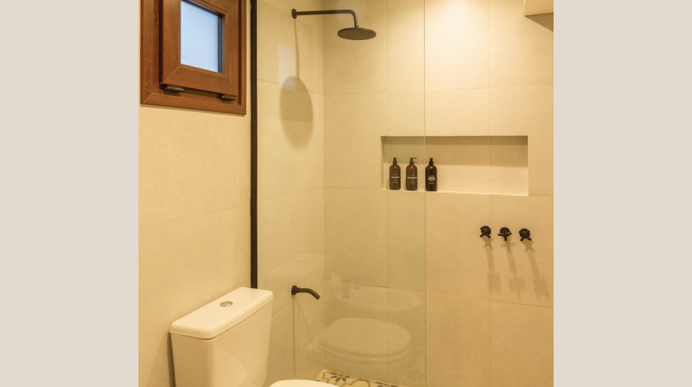 Baño privado con amenities de las habitaciones estándar en planta alta con aire acondicionado del Hotel El Candil en Tilcara, Jujuy.