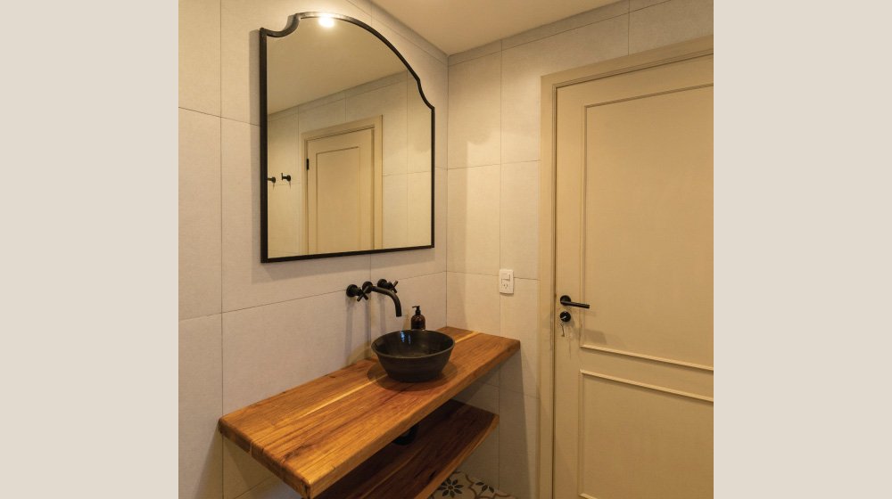 Baño privado en las habitaciones estándar en planta alta con aire acondicionado del Hotel El Candil en Tilcara, Jujuy.