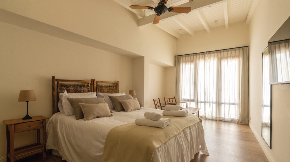 Espejo de cuerpo completo en las habitaciones estándar en planta alta con aire acondicionado del Hotel El Candil en Tilcara, Jujuy.