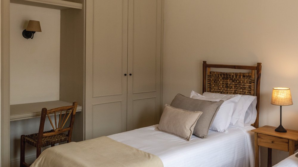 Escritorio de trabajo en las habitaciones estándar en planta alta con aire acondicionado del Hotel El Candil en Tilcara, Jujuy.