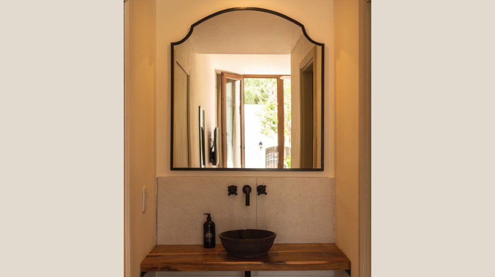 Ante-baño de las habitaciones estándar en planta baja con aire acondicionado del Hotel El Candil en Tilcara, Jujuy.