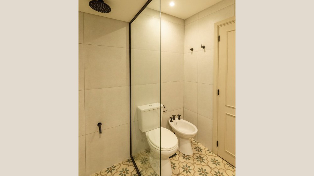 Baño completo de las habitaciones estándar en planta baja con aire acondicionado del Hotel El Candil en Tilcara, Jujuy.