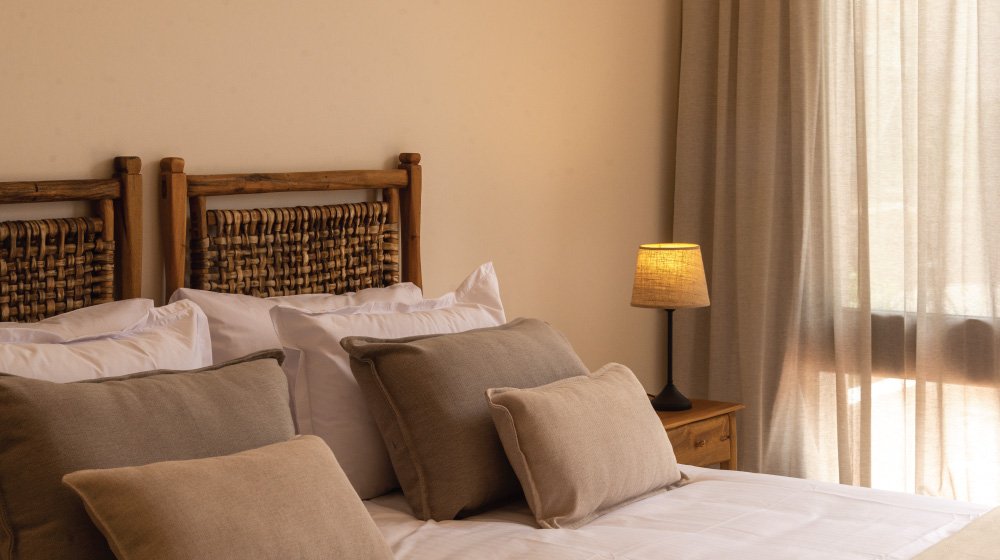 Muebles artesanales de estilo de las habitaciones estándar en planta baja con aire acondicionado del Hotel El Candil en Tilcara, Jujuy.