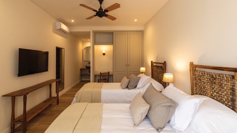 Smart-tv y espejo de cuerpo en las habitaciones estándar en planta baja con aire acondicionado del Hotel El Candil en Tilcara, Jujuy.