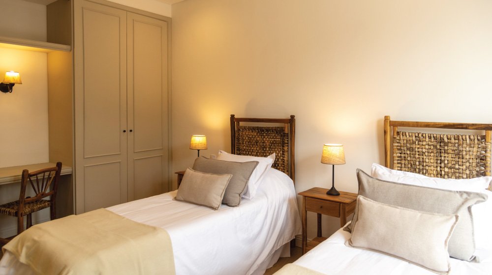 Ropero con caja de seguridad de las habitaciones estándar en planta baja con aire acondicionado del Hotel El Candil en Tilcara, Jujuy.