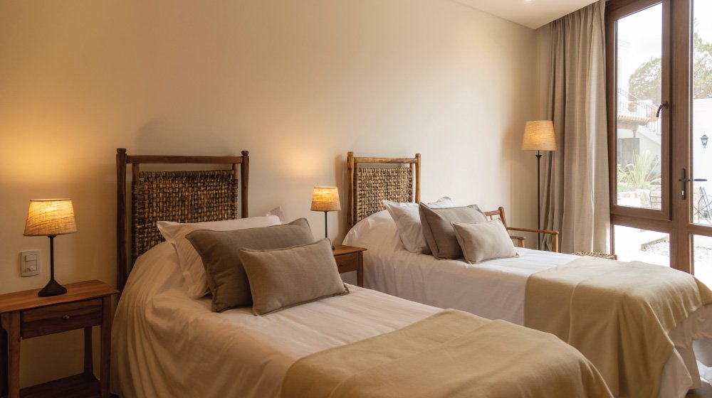 Camas twin de las habitaciones estándar en planta baja con aire acondicionado del Hotel El Candil en Tilcara, Jujuy.