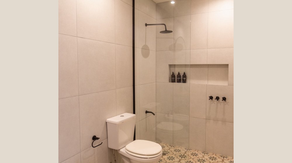 Baño completo de las habitaciones estándar en planta baja sin aire acondicionado del Hotel El Candil en Tilcara, Jujuy.