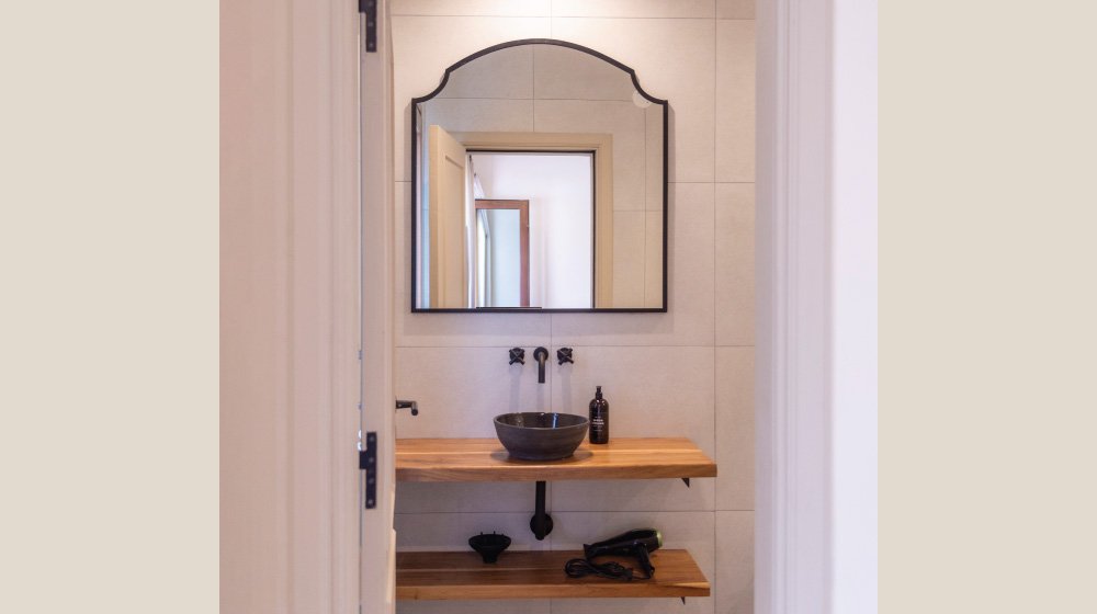 Mesada de petiribí en las habitaciones estándar en planta baja sin aire acondicionado del Hotel El Candil en Tilcara, Jujuy.