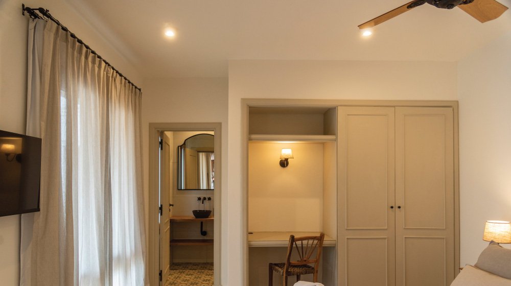 Ventilador de techo en las habitaciones estándar en planta baja sin aire acondicionado del Hotel El Candil en Tilcara, Jujuy.