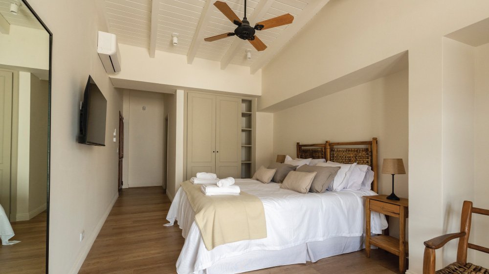 Habitación estándar en planta alta del Hotel El Candil en Tilcara, Jujuy, Argentina.