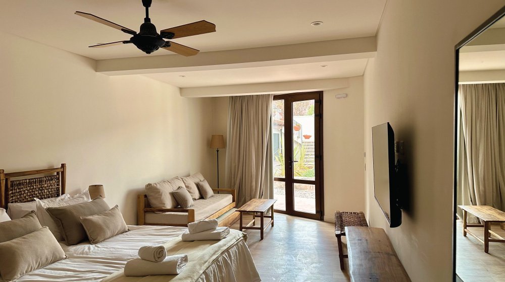 Habitación triple estándar en planta baja del Hotel El Candil en Tilcara, Jujuy, Argentina.