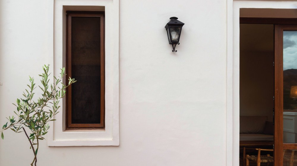Habitación cama doble suite con terraza del Hotel El Candil en Tilcara, Jujuy. 