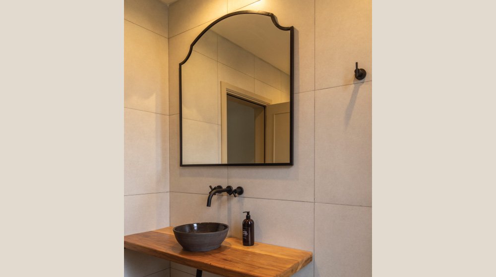 Baño completo de la habitación suite con terraza del Hotel El Candil en Tilcara, Jujuy. 