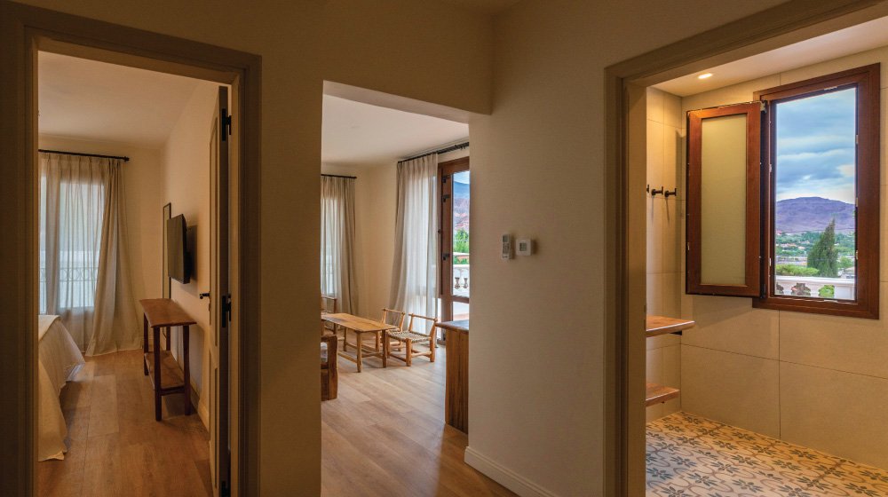 Increibles vistas desde el baño de la habitación suite con terraza del Hotel El Candil en Tilcara, Jujuy. 