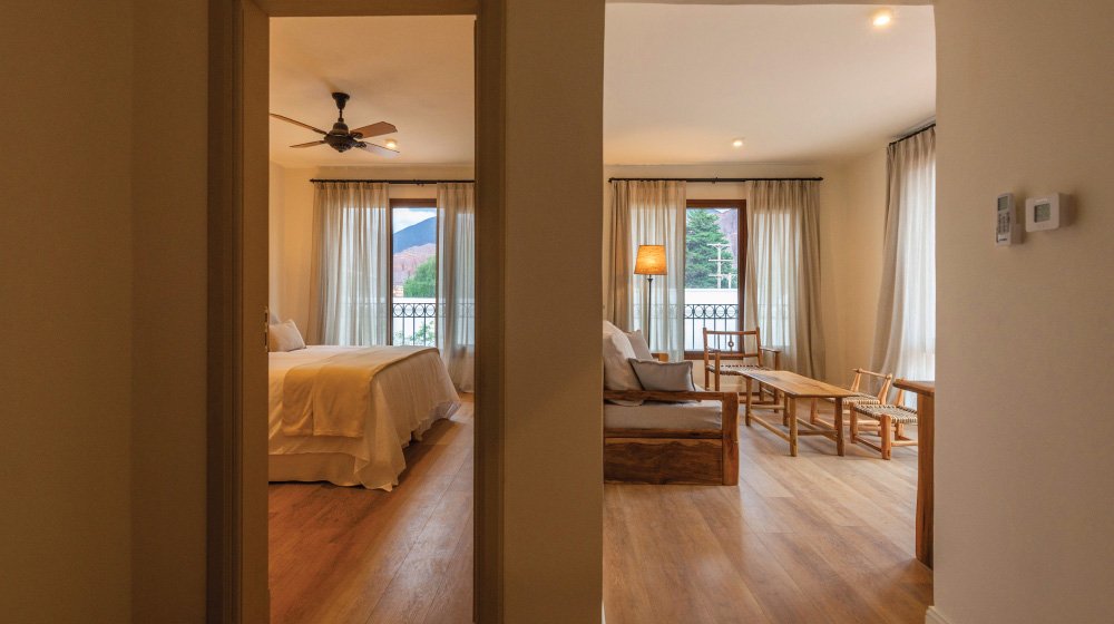 Detalles coloniales de la habitación suite con terraza del Hotel El Candil en Tilcara, Jujuy. 