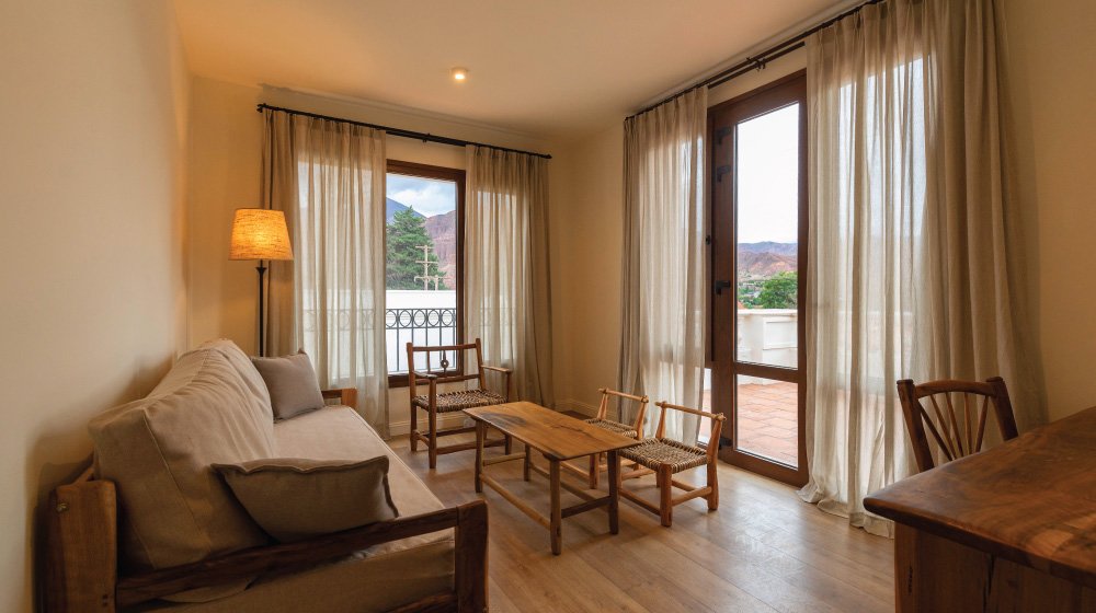 Sofa-cama en el living de la habitación suite con terraza del Hotel El Candil en Tilcara, Jujuy. 