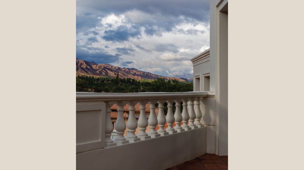 Balcón con vista a los cerros de las habitaciones suite del Hotel El Candil en Tilcara, Jujuy.