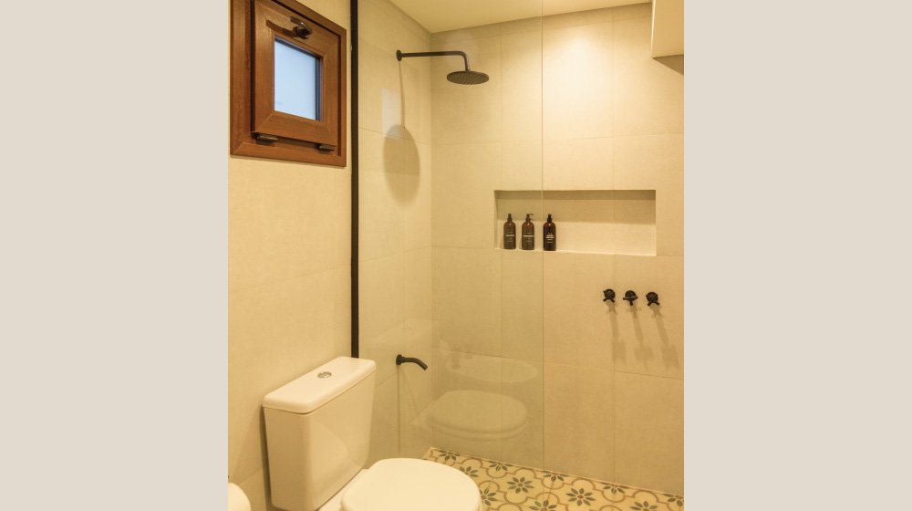 Baño completo de las habitaciones suite del Hotel El Candil en Tilcara, Jujuy.