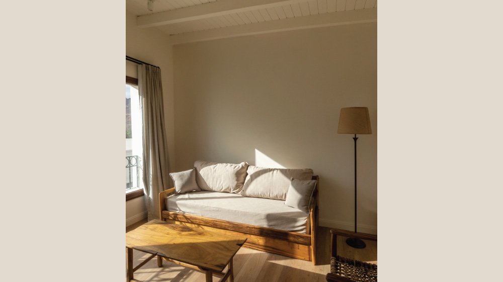 Living con sofa-cama de las habitaciones suite del Hotel El Candil en Tilcara, Jujuy.