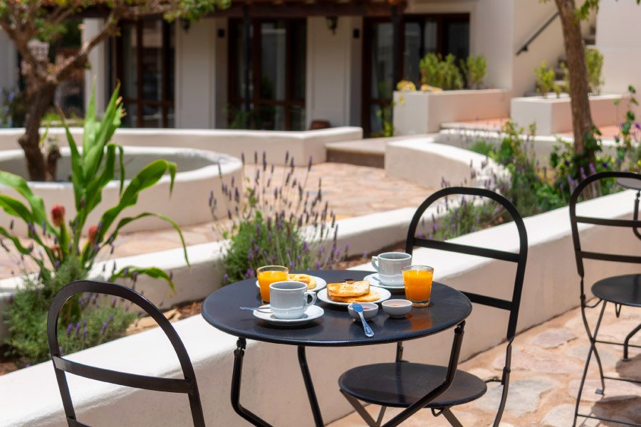 Desayuno al aire libre en el patio del Hotel El Candil en Tilcara, Quebrada de Humahuaca, Jujuy