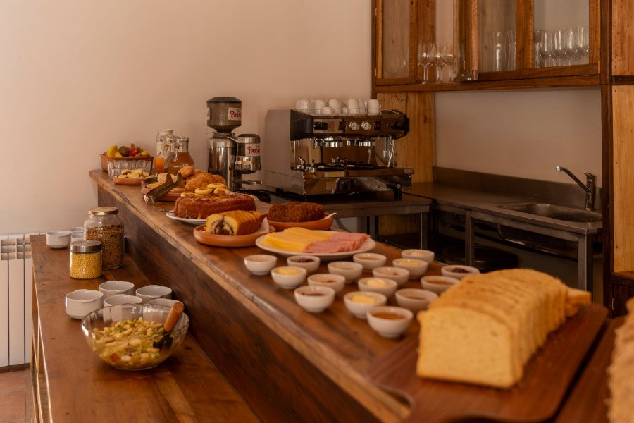 Desayuno buffet casero del Hotel El Candil en Tilcara, Jujuy, Argentina