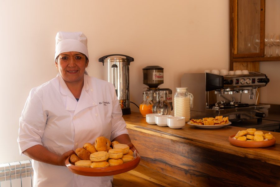Personal de desayuno y cocina del Hotel El Candil en Tilcara, Jujuy